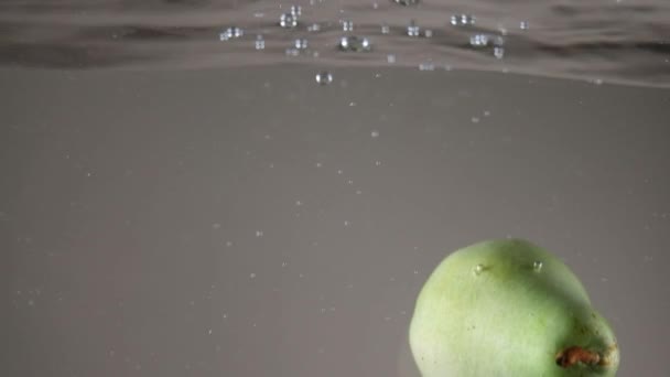 梨水の中の新鮮な梨果物 — ストック動画
