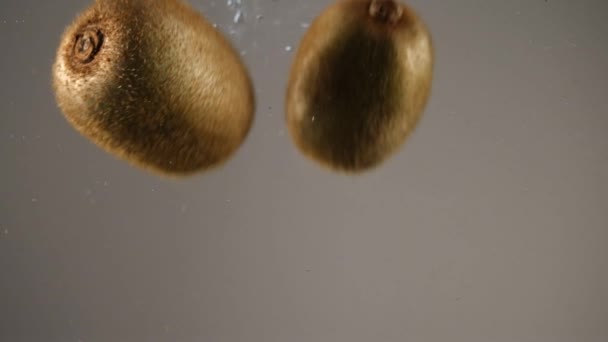 Frische Kiwis Frische Kiwis Wasser Früchte — Stockvideo