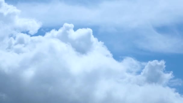 Nubes Nubes Esponjosas Hinchadas Lapso Tiempo Cielo Azul — Vídeos de Stock