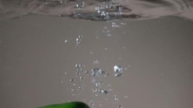 Salatalık, salatalık, suya düşen salatalık, sebze