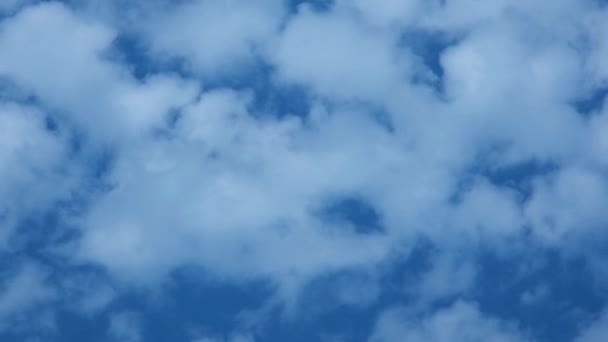 雲パッチ状の雲タイムラプス青い空 — ストック動画