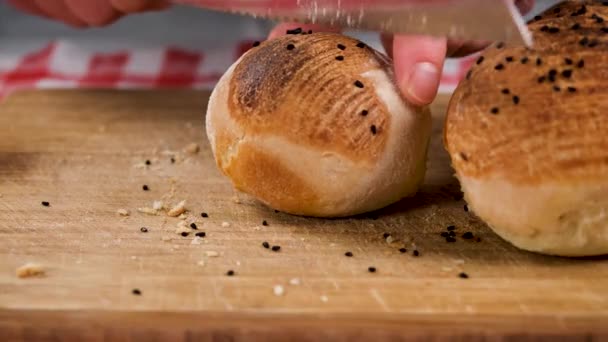 Brot Schneiden Brot Aus Nächster Nähe Mit Dem Küchenmesser Schneiden — Stockvideo
