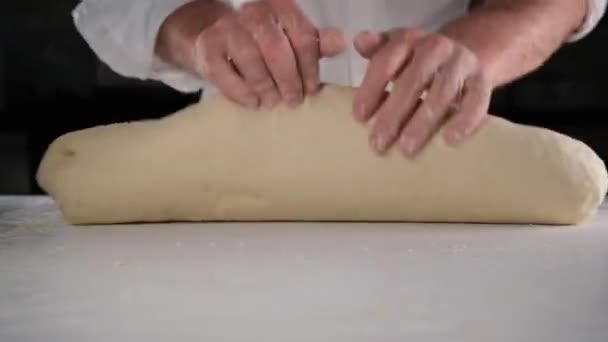 Ugniatanie Ciasta Kucharz Ugniatający Ciasto Chleb Gotowanie — Wideo stockowe