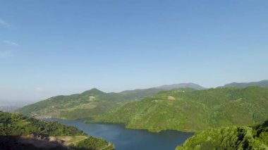 Mavi göl, hava mavisi göl ve yeşil dağ ormanı, doğa.