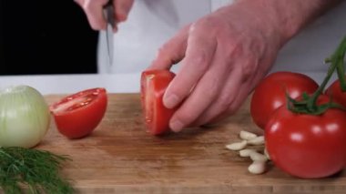 Masada şef bıçağıyla domates doğruyorum.