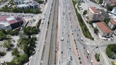 Otoyolda trafik, otoyolda hava trafiği ve tren rayları