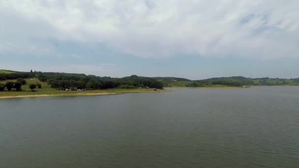 空中蓝湖和绿林海岸 — 图库视频影像