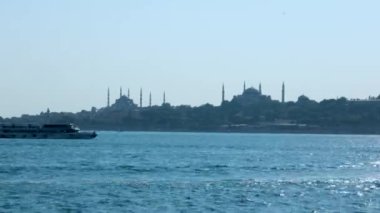 İstanbul 'daki cami silueti ve geçen gemilerde zaman kaybı 