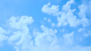 Bulutlar, kabarık bulutlar zaman akıp gidiyor, mavi gökyüzü