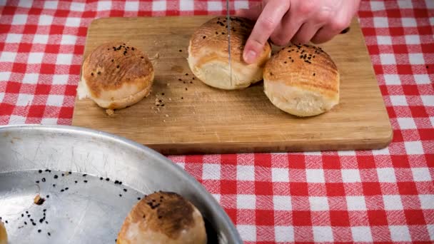 Brot Schneiden Chef Brot Auf Den Tisch Schneiden — Stockvideo