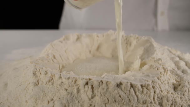 Наливая Молоко Муку Наливая Молоко Муку Сделать Тесто — стоковое видео