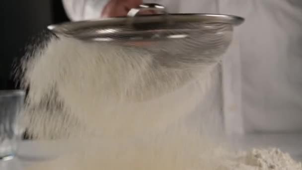 Przesiewania Mąki Szef Kuchni Przesiewania Mąki Ciasta Chlebowego — Wideo stockowe