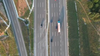 Trafik, trafik çok şeritli bir otoyolda akıyor.