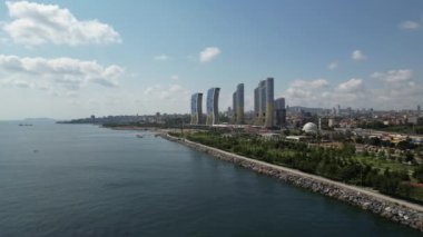 Gökdelenler, gökdelenler ve mavi deniz