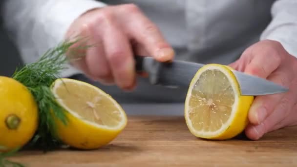 Резка Лимона Белая Рубашка Шеф Повар Режет Желтый Лимон Ножом — стоковое видео