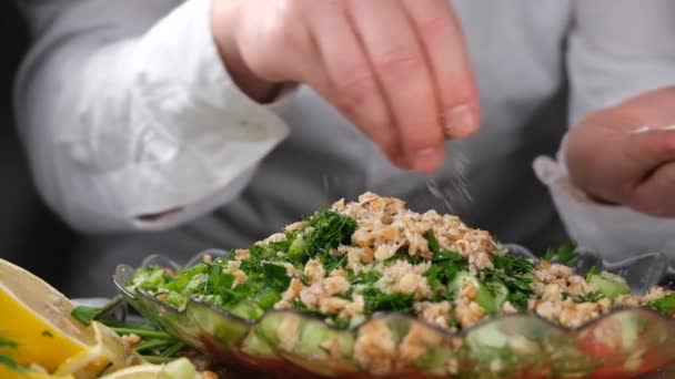 Sprinkling Salt Chef Sprinkling Salt Salad — Stok video