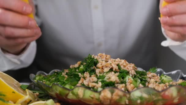 Squeezing Lemon Chef Squeezing Lemon Salad — Stock video
