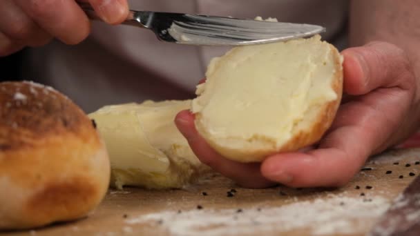 Butter Auf Brot Mann Reibt Butter Auf Brot Mit Messer — Stockvideo