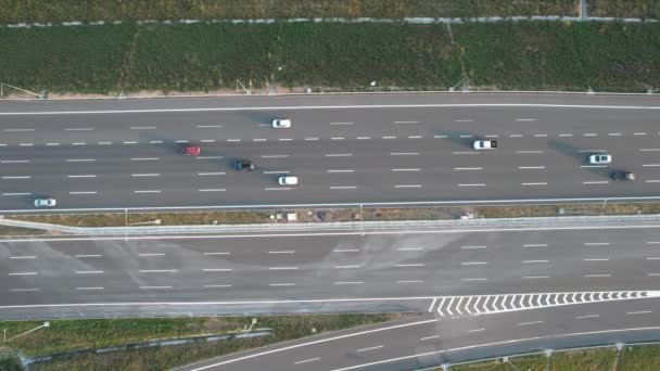 Flowing Traffic Aerial Flowing Traffic Highway — Vídeo de stock