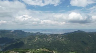 Bulutlar aşırı hızlanır, havadaki beyaz bulutlar ve yeşil dağlar aşırı hızlanır.