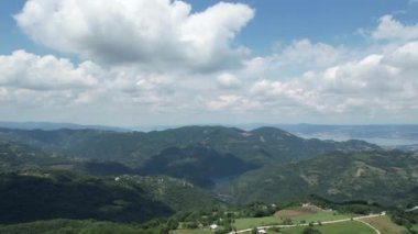 Bulutlar aşırı hızlanır, hava bulutları ve dağlar aşırı hızlanır