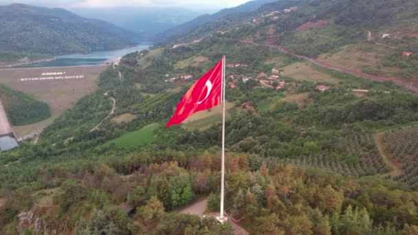 Flaga Turecka Zdjęcie Lotnicze Flaga Turecka Wśród Zielonych Gór — Wideo stockowe