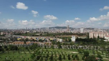 Halk parkı, hava parkı ve şehir manzarası