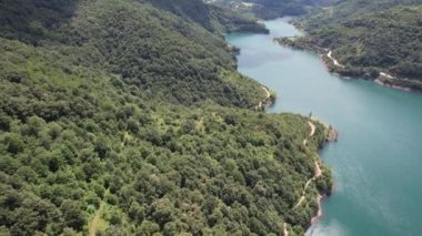 Göl ve orman, gökyüzü mavisi göl ve yeşil orman