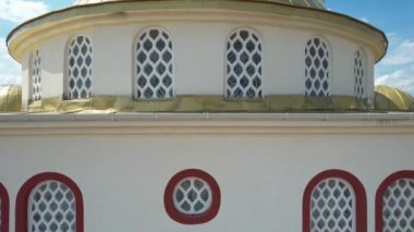 Cami, gökyüzü altın rengi cami ve minare.