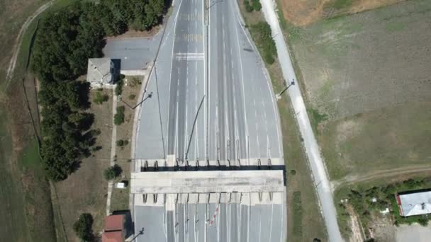 Highway Tolls Aerial Shot Highway Tolls Sparse Traffic — Stock video