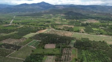 Dağların eteklerindeki tarımsal düzlükler.