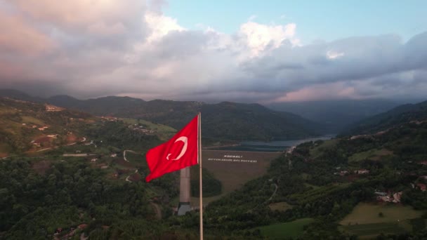 Turkish Flag Aerial Turkish Flag Mountains — Vídeo de Stock