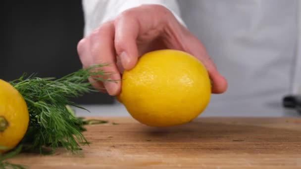 Резка Лимона Повар Режет Лимон Ножом — стоковое видео