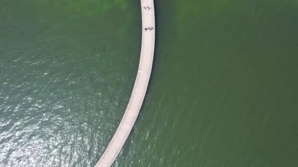 Pedestrian Bridge Aerial Pedestrian Wood Bridge Sea People Walking — Stok video