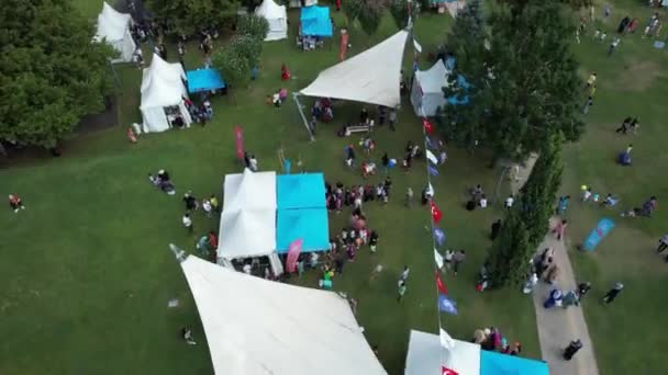 Фестивальные Палатки Толпы Людей — стоковое видео