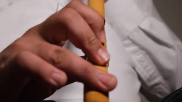 Blåsa Nej Vit Skjorta Man Blåser Nej Instrument — Stockvideo