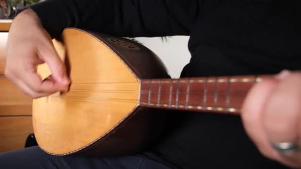 Играющий Саз Человек Играющий Восточных Струнных Музыкальных Инструментах Саз — стоковое видео