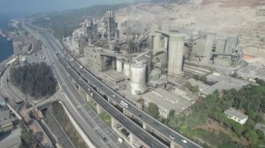 Çimento fabrikası, havadan büyük çimento fabrikası ve otoyol.