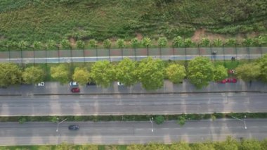 hava yolu ve arabalar, akan trafik ve ağaçlar