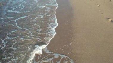 Kumsal, havadan kumsal ve dalga. Yüksek kalite 4k görüntü