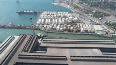 Petrol tankları, hava petrol tankları ve sanayi bölgesi