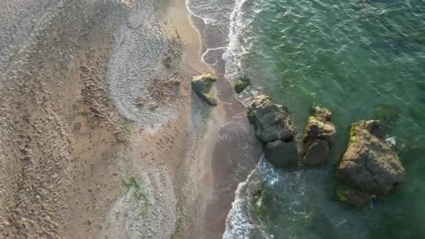 空中のビーチや岩ビーチで波がクラッシュし — ストック動画