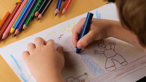 子供のぬり絵 色鉛筆 就学前の図面 子供の絵 — ストック動画