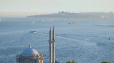 Boğaz, hafif sisli Boğaz manzarası ve Ortakoy Camii, İstanbul