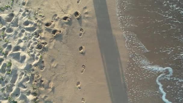 Spacery Plaży Spacer Plaży Ślady Stóp — Wideo stockowe