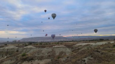 Kapadokya, gökyüzünde sıcak balonlar.