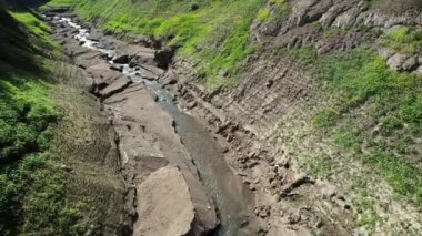 Kurumuş dere, vadi arasında havadan kurumuş dere yatağı.