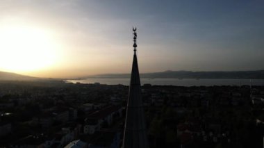 Minare, hava günbatımı minaresi ve hilal simgesi