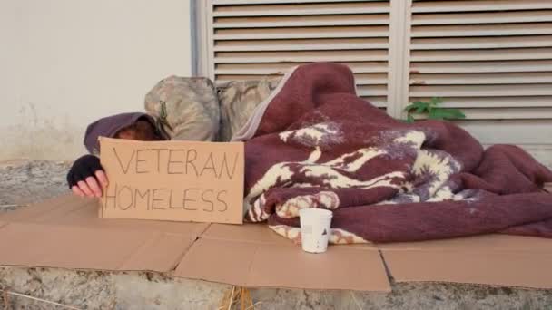 Veteran Obdachlos Schlafender Veteran Obdachlos Auf Dem Boden Draußen — Stockvideo