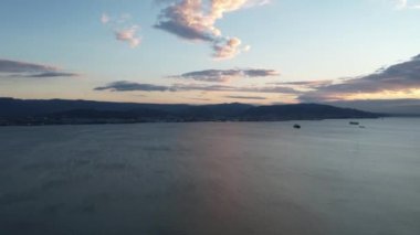 Deniz ve bulutlar, hava denizi ve bulutlar zaman geçiyor.